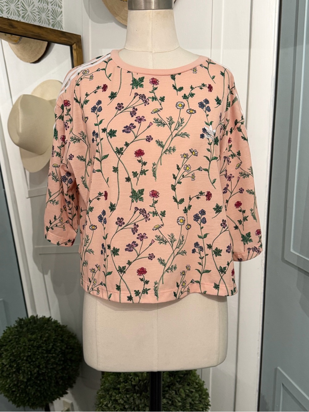Urban Outfitters Adidas Originals Floral Cropped Tee Size Medium - Picture 7 of 12